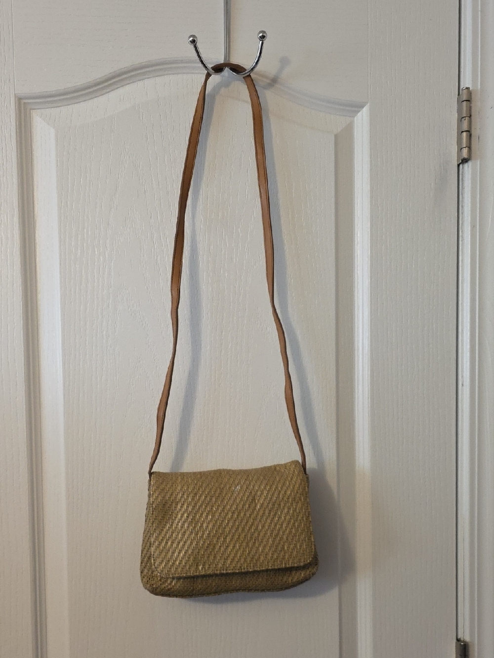 VIMTAGE FOSSIL WOVEN STRAW CROSSBODY BAG IN TAN